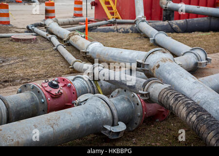 Fraser, USA. 27 janvier, 2017. L'effondrement d'un 11 pieds de large ligne d'égout souterrain menace les problèmes environnementaux pour 11 communautés dans la banlieue de Detroit. L'effondrement a créé un gouffre qui a détruit trois maisons. Estiment que la réparation de la ligne d'égout pourrait coûter 100 millions de dollars. Jusqu'à ce que la ligne est fixé, ils disent qu'il peut être nécessaire de détourner les eaux d'égout brutes dans la rivière Clinton. Crédit : Jim West/Alamy Live News Banque D'Images