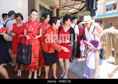 Sydney, Australie. 28 janvier, 2017. Lord Maire de Sydney, Clover Moore, et le conseiller municipal, Robert Kok, la main sur lucky red enveloppes contenant deux pièces d'or au chocolat aux membres du public dans le quartier chinois de Sydney pour célébrer le Nouvel An chinois. Crédit : Richard Milnes/Alamy Live News Banque D'Images