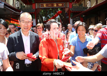 Sydney, Australie. 28 janvier, 2017. Lord Maire de Sydney, Clover Moore, et le conseiller municipal, Robert Kok, la main sur lucky red enveloppes contenant deux pièces d'or au chocolat aux membres du public dans le quartier chinois de Sydney pour célébrer le Nouvel An chinois. Crédit : Richard Milnes/Alamy Live News Banque D'Images