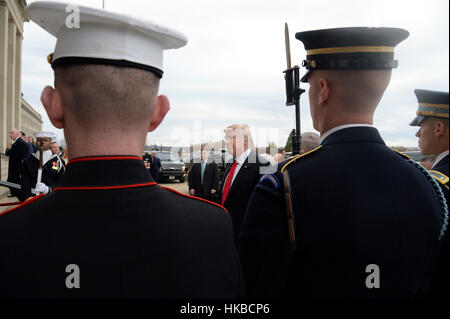 Washington DC, USA. 27 Jan, 2017. Le Président des Etats-Unis, Donald Trump arrive au Pentagone à Washington, le 27 janvier 2017. Crédit : Olivier Douliery/piscine par CNP Crédit : MediaPunch MediaPunch /Inc/Alamy Live News Banque D'Images