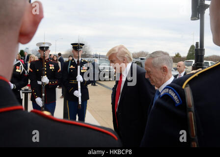 Washington DC, USA. 27 Jan, 2017. Le secrétaire américain à la Défense James Mattis nous accueille le Président Donald Trump au Pentagone en Virginie, le 27 janvier 2017. Crédit : Olivier Douliery/piscine par CNP Crédit : MediaPunch MediaPunch /Inc/Alamy Live News Banque D'Images