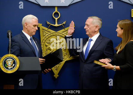 Washington DC, USA. 27 Jan, 2017. United States Vice-président Mike Pence jure dans l'US Marine Corps le général James Mattis, retraité, en tant que ministre de la défense dans le panthéon des héros au ministère de la Défense à Washington, le 27 janvier 2017. Crédit : Olivier Douliery/piscine par CNP Crédit : MediaPunch MediaPunch /Inc/Alamy Live News Banque D'Images