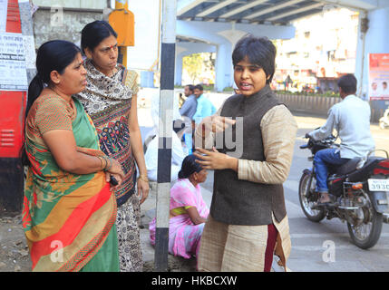 Pune, Inde. 24 Nov, 2016. 24 Nov 2016, Pune - INDE.activiste des droits des femmes Trupti Desai en pourparlers avec les femmes locales.Mme Desai, 32 ans, un activiste social, a été à l'avant-garde d'une série de grande visibilité et des campagnes efficaces pour assurer l'accès pour les femmes à des sites religieux qu'ils ont été exclus de la région de l'Inde - un rôle qui a vu sa recevoir des menaces de mort et de devenir la victime de violentes attaques. Credit : Subhash Sharma/ZUMA/Alamy Fil Live News Banque D'Images