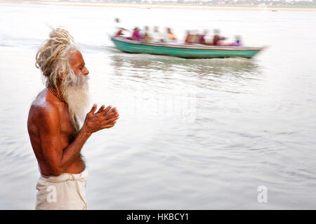 Varanasi, Inde. 14Th Oct, 2009. 13 Oct 2009, Varanasi - INDE.Un Sadhu Hindou ou l'homme loffering prières à la Sainte Gange. Credit : Subhash Sharma/ZUMA/Alamy Fil Live News Banque D'Images