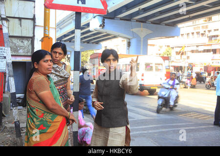 Pune, Inde. 24 Nov, 2016. 24 Nov 2016, Pune - INDE.activiste des droits des femmes Trupti Desai en pourparlers avec les femmes locales.Mme Desai, 32 ans, un activiste social, a été à l'avant-garde d'une série de grande visibilité et des campagnes efficaces pour assurer l'accès pour les femmes à des sites religieux qu'ils ont été exclus de la région de l'Inde - un rôle qui a vu sa recevoir des menaces de mort et de devenir la victime de violentes attaques. Credit : Subhash Sharma/ZUMA/Alamy Fil Live News Banque D'Images