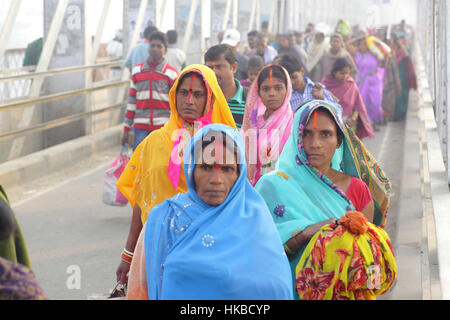 Soanpur, Bihar, Inde. 25Th Nov, 2015. 25 Nov 2015 - Soanpur - INDE.Femmes Hindu se précipiter pour offrir des prières pour le fleuve sacré Gandhak Soanpur pendant juste Bovins dans Bihar, Inde.traditionnellement l'Inde est un très société dominée par les hommes. Credit : Subhash Sharma/ZUMA/Alamy Fil Live News Banque D'Images