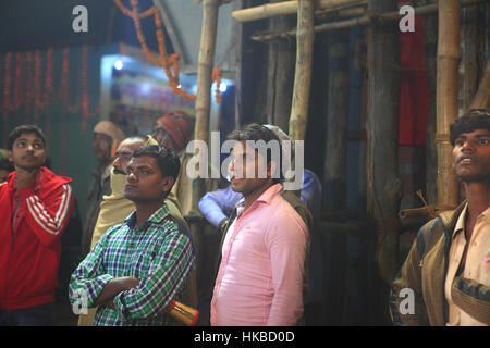 Soanpur, Inde. 26 Nov, 2015. 26 Nov 2015 - Soanpur - INDE.Hommes regarder une toute la nuit women's Dance Theatre à l'Soanpur.juste bovins traditionnellement l'Inde est une société dominée par les hommes. Credit : Subhash Sharma/ZUMA/Alamy Fil Live News Banque D'Images