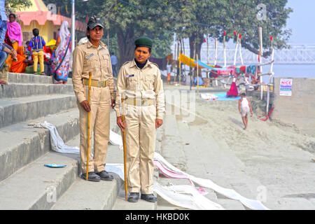 Soanpur, Inde. 24 Nov, 2015. 24 Nov 2015 - Soanpur - INDE.Deux jeunes femmes agents de service pour la protection des femmes Eve-réflexion sur les ghats de river à l'Soanpur Gandhak juste bovins.traditionnellement l'Inde est une société dominée par les hommes. Credit : Subhash Sharma/ZUMA/Alamy Fil Live News Banque D'Images