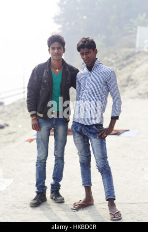 Soanpur, Inde. 24 Nov, 2015. 24 Nov 2015 - Soanpur - INDE.Deux jeunes garçons à pied sur les ghats de river à l'Soanpur Gandhak juste bovins.traditionnellement l'Inde est une société dominée par les hommes. Credit : Subhash Sharma/ZUMA/Alamy Fil Live News Banque D'Images