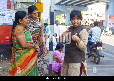 Pune, Inde. 24 Nov, 2016. 24 Nov 2016, Pune - INDE.activiste des droits des femmes Trupti Desai en pourparlers avec les femmes locales.Mme Desai, 32 ans, un activiste social, a été à l'avant-garde d'une série de grande visibilité et des campagnes efficaces pour assurer l'accès pour les femmes à des sites religieux qu'ils ont été exclus de la région de l'Inde - un rôle qui a vu sa recevoir des menaces de mort et de devenir la victime de violentes attaques. Credit : Subhash Sharma/ZUMA/Alamy Fil Live News Banque D'Images