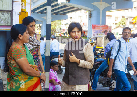 Pune, Inde. 24 Nov, 2016. 24 Nov 2016, Pune - INDE.activiste des droits des femmes Trupti Desai en pourparlers avec les femmes locales.Mme Desai, 32 ans, un activiste social, a été à l'avant-garde d'une série de grande visibilité et des campagnes efficaces pour assurer l'accès pour les femmes à des sites religieux qu'ils ont été exclus de la région de l'Inde - un rôle qui a vu sa recevoir des menaces de mort et de devenir la victime de violentes attaques. Credit : Subhash Sharma/ZUMA/Alamy Fil Live News Banque D'Images