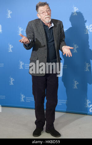 Berlin, Allemagne. 13 fév, 2012. L'acteur britannique John Hurt assiste à la photocall pour le film 'Jayne Mansfield's Car" au cours de la 62e édition du Festival International du Film de Berlin, à Berlin, Allemagne, 13 février 2012. Le film est présenté en compétition à la 62e Berlinale allant du 09 au 19 février. Photo : Sebastian Kahnert | worldwide/dpa/Alamy Live News Banque D'Images