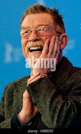 Berlin, Allemagne. 13 fév, 2012. L'acteur britannique John Hurt assiste à la photocall pour le film 'Jayne Mansfield's Car" au cours de la 62e édition du Festival International du Film de Berlin, à Berlin, Allemagne, 13 février 2012. Le film est présenté en compétition à la 62e Berlinale allant du 09 au 19 février. Photo : Tim Brakemeier | worldwide/dpa/Alamy Live News Banque D'Images