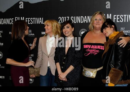 Park City, Utah, USA. 27 Jan, 2017. Molly Shannon, Toni Collette, Alethea Jones, Bridget Everett, Katie Aselton aux arrivées pour l'AMUSEMENT DES DÎNERS maman en première mondiale au Festival du Film de Sundance 2017, Théâtre Eccles, Park City, UT 27 Janvier, 2017. Credit : James Atoa/Everett Collection/Alamy Live News Banque D'Images