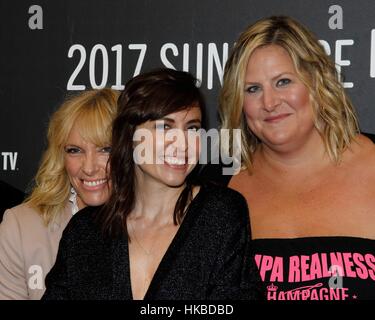 Park City, Utah, USA. 27 Jan, 2017. Toni Collette, Alethea Jones, Bridget Everett aux arrivées pour l'AMUSEMENT DES DÎNERS maman en première mondiale au Festival du Film de Sundance 2017, Théâtre Eccles, Park City, UT 27 Janvier, 2017. Credit : James Atoa/Everett Collection/Alamy Live News Banque D'Images