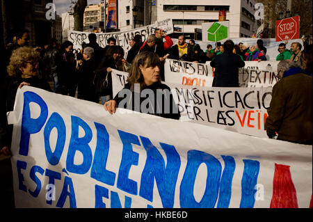 Barcelone, Catalogne, Espagne. 28 janvier, 2017. Dans La Rambla de Barcelone les sections locales tiennent des banderoles contre le tourisme de masse et la spéculation immobilière. Plusieurs centaines de personnes ont marché par la Rambla de Barcelone contre le tourisme de masse et la spéculation immobilière qui a augmenté les prix au cours d'une durée de mois. Crédit : Jordi Boixareu/ZUMA/Alamy Fil Live News Banque D'Images