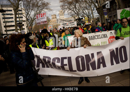 Barcelone, Catalogne, Espagne. 28 janvier, 2017. Dans La Rambla de Barcelone les sections locales tiennent des banderoles contre le tourisme de masse et la spéculation immobilière. Plusieurs centaines de personnes ont marché par la Rambla de Barcelone contre le tourisme de masse et la spéculation immobilière qui a augmenté les prix au cours d'une durée de mois. Crédit : Jordi Boixareu/ZUMA/Alamy Fil Live News Banque D'Images