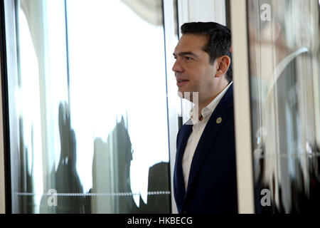 Lisbonne, Portugal. 28 janvier, 2017. Le Premier ministre grec Alexis Tsipras arrive dans le sud du pays de l'UE Sommet au Centre Culturel de Belém à Lisbonne, Portugal, le 28 janvier 2017. Le Premier ministre portugais, Antonio Costa se réunit avec les dirigeants de six autres nations du sud de l'Europe, notamment la France et l'Italie dans un sommet qui devrait inciter à l'action pour favoriser la croissance dans le bloc et de lutter contre la crise de la migration en cours. Photo : Pedro Fiuza Crédit : Pedro Fiuza/ZUMA/Alamy Fil Live News Banque D'Images