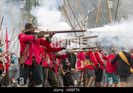 La bataille de Nantwich a été combattue pendant la première guerre civile anglaise, entre les parlementaires et les Royalistes, au nord-ouest de la ville de Nantwich, dans le Cheshire, le 25 janvier 1644. Les Royalistes de Lord Byron assiégaient Nantwich, et Sir Thomas Fairfax menait une armée pour soulager la ville. À l'approche de Fairfax, un dégel soudain a provoqué la montée du Weaver dans le spate, divisant la cavalerie de Byron de son infanterie et de son artillerie, qui ont été envahis et détruits par Fairfax. Banque D'Images