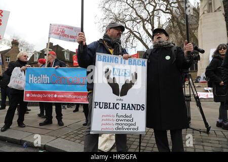 Londres, Royaume-Uni. 28 janvier, 2017. L'étape de manifestants un 'NHS' Hands off notre protestation, mars et 'howl' en dehors du Parlement et de Big Ben. Les manifestants font campagne contre le gouvernement en matière de développement durable et les plans de transformation (STP). Credit : Vickie Flores/Alamy Live News Banque D'Images