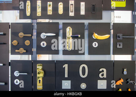 Hambourg, Allemagne. 27 Jan, 2017. Différents types de garnitures de porte peut être vu à la foire de construction 'Accueil' à Hambourg, Allemagne, 27 janvier 2017. Les trois jours juste informe les clients sur les tendances actuelles dans la construction et la modernisation. Un objectif principal de la foire est vivant et adapté à l'âge de l'aide à la vie quotidienne pour les patients atteints de démence. Photo : Jens Büttner/dpa-Zentralbild/dpa/Alamy Live News Banque D'Images