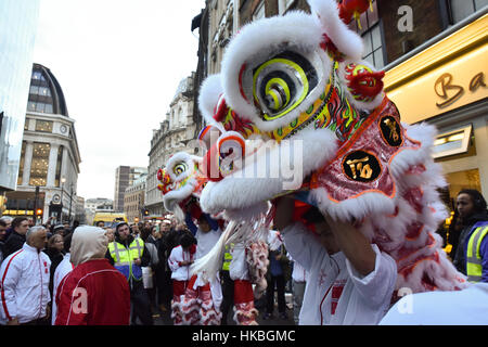 Chinatown, Londres, Royaume-Uni. 28 janvier, 2017. Danseurs Lion dans le quartier chinois pour l'année du Coq. Crédit : Matthieu Chattle/Alamy Live News Banque D'Images