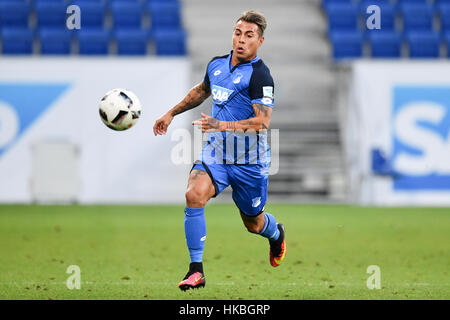 Fichier - Un fichier photo datée du 12 août 2016 affiche de Hoffenheim Eduardo Vargas en action lors d'un test match de soccer entre 1899 Hoffenheim et l'Athletic Bilbao dans le Rhein-Neckar-Arena de Berlin, Allemagne. Le joueur de soccer national chilien est le transfert à partir du TSG 1899 Hoffenheim à la Tigres UANL de Monterrey, au Mexique. Photo : Uwe Anspach/dpa Banque D'Images