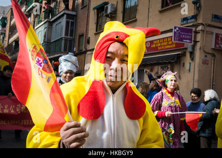 Madrid, Espagne. 28 janvier, 2017. Les célébrations du Nouvel An lunaire chinois. Défilé dans le district de usera, Madrid. Le Nouvel An Chinois, ou Fête du Printemps, tombe le 28 janvier de cette année qui marque l'année du Coq. Credit : M. Ramirez/Alamy Live News Banque D'Images