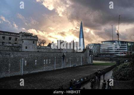 Londres, Royaume-Uni. 28 janvier, 2017. Ciel bleu au-dessus de Londres avec des nuages de pluie . Credit : claire doherty/Alamy Live News Banque D'Images