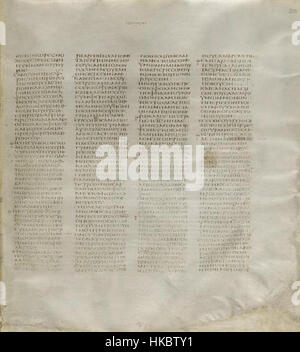 Une image montrant une page du Codex Sinaiticus, spécifiquement Matthieu 5 :22 et 6 :4, une partie d'un manuscrit biblique antique. Ce texte historique est un chef-d'œuvre de l'héritage chrétien et de la culture manuscrite primitive. Banque D'Images