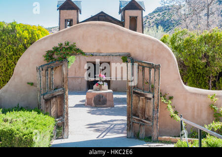 El Santuario de Chimayó est une église catholique romaine de Chimayó, Nouveau Mexique. Ce culte est un important lieu de pèlerinage. Banque D'Images