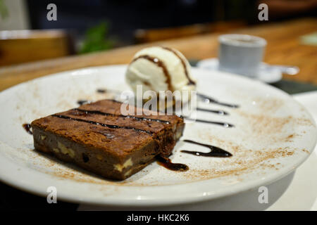 Brownie, glace vanille et sirop de chocolat Banque D'Images