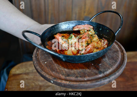 Le plat traditionnel espagnol crevettes gambas al ajillo (avec de l'ail) Banque D'Images