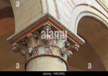 Chapiteau de colonne dans la nef, construite 11ème siècle - La cathédrale Saint-Julien, Le Mans, France Banque D'Images