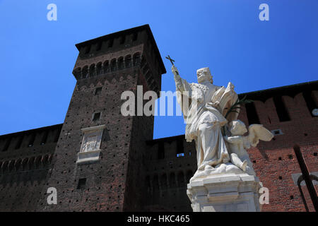 L'Italie, ville de Milan, de la statue de Santa Giovanni Nepocedemo dans la cour du Castello Sforzesco en face de la Corte ducale gate Banque D'Images