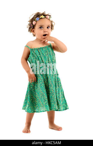 Petite fille mulâtre avec des fleurs dans les cheveux. L'Interracial enfant isolé sur blanc. Banque D'Images