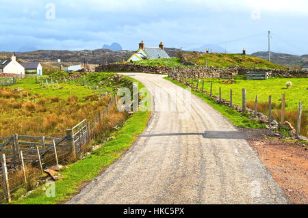 Montagnes de l'Ecosse route étroite au paysage rural. Le Royaume-Uni, l'Europe. Banque D'Images