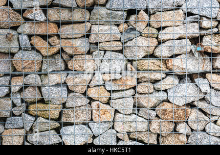 Gabions fil Rock Fence. Cage de métal remplis de pierres. Texture background rock clôture avec cage. Banque D'Images