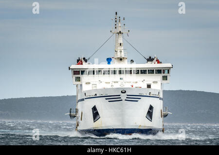 Old ferry boat est aux prises avec de forts vents et des vagues. Fort vent bura est frappant le navire de transport, le rendant dur pour elle à la terre. Mer Adriatique, Banque D'Images