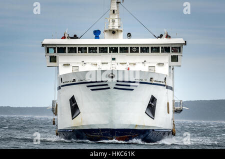 Old ferry boat est aux prises avec de forts vents et des vagues. Fort vent bura est frappant le navire de transport, le rendant dur pour elle à la terre. Mer Adriatique, Banque D'Images