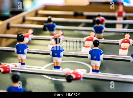 Close up of baby foot Baby-foot jeu de chiffres. Jeu de Football Kicker avec figurines bleu et rouge. Banque D'Images