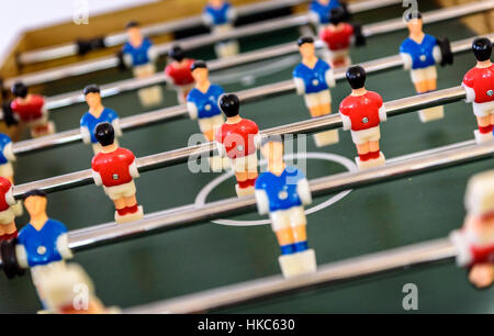 Close up of baby foot Baby-foot jeu de chiffres. Jeu de Football Kicker avec figurines bleu et rouge. Banque D'Images