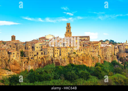 Toscane Pitigliano, village médiéval sur tuff rocky hill. Paysage panoramique. L'Italie, l'Europe. Banque D'Images