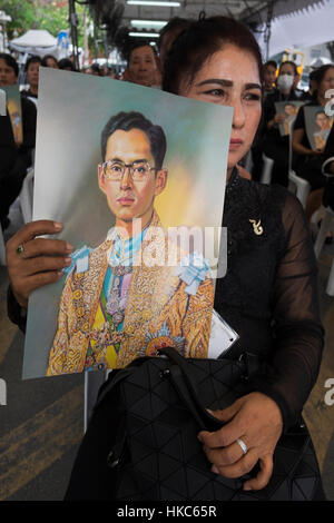 Portraits de femmes de feu le Roi Bhumibol Adulyadej qui est morte à 88 ans le 13 octobre, sont en attente d'entrer dans le Grand Palais. Banque D'Images