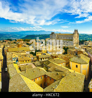 Ville médiévale d'Orvieto et église cathédrale vue vue panoramique vue aérienne. L'Ombrie, Italie, Europe. Banque D'Images