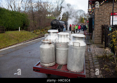 Sur la plate-forme des bidons de lait, Oxenhope, West Yorkshire Banque D'Images
