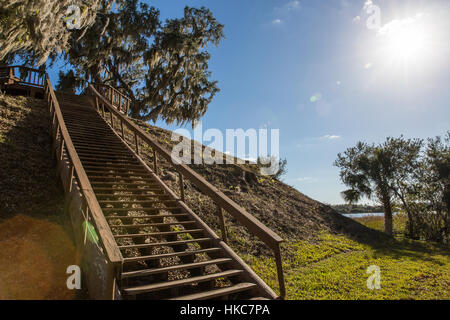 Temple Mound, un monticule de terre amérindienne au Crystal River Archaeological State Park dans le comté de Citrus, en Floride. Banque D'Images