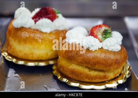 Deux babas avec fraises et crème blanc, prêt à être dégusté. pâtisserie napolitaine typique, connu dans le monde entier. Banque D'Images