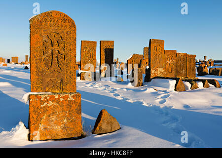 Connu sous le nom de pierres tombales khatchkars dans le cimetière historique de Noratous en Arménie Banque D'Images