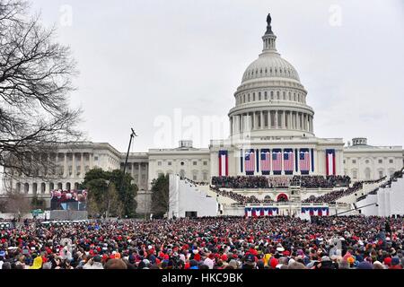 La foule devant le Capitole pour la 58e Cérémonie d'investiture de Donald Trump, 20 janvier 2017 à Washington, DC. Banque D'Images